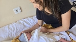 O femeie și nou-născutul ei la Institutul Mamei și Copilului.
