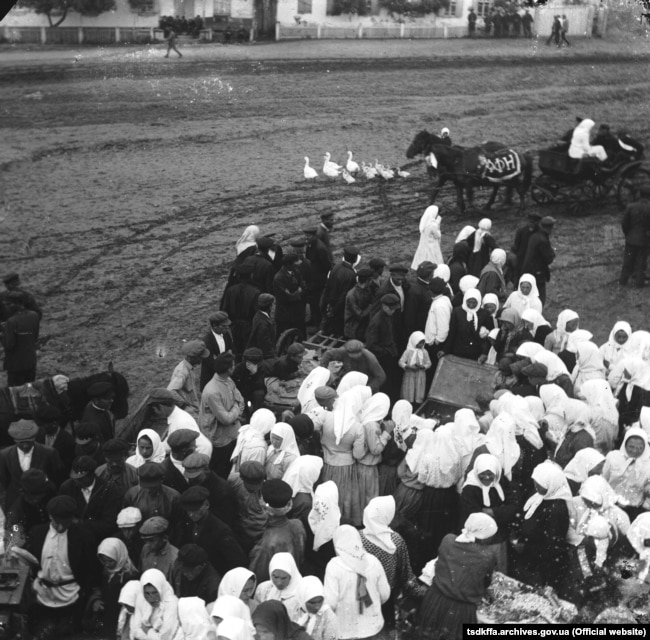 Збори селян с.Удачне Гришинського району Донецької області під час колективізації Місце і дата зйомки: с.Удачне, 1930-1933 Автор зйомки: Железняк. М.Н.4-017925 ЦДКФФА України ім. С.Г. Пшеничного