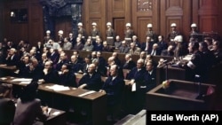 Підсудні (сидять у двох рядах перед військовою поліцією) слухають частину вироку під час Нюрнберзького процесу над нацистськими воєнними злочинцями Німеччини. Нюрнберг, 30 вересня 1946 року