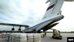 Humanitarna pomoć za Alepo na aerodromu u Nišu