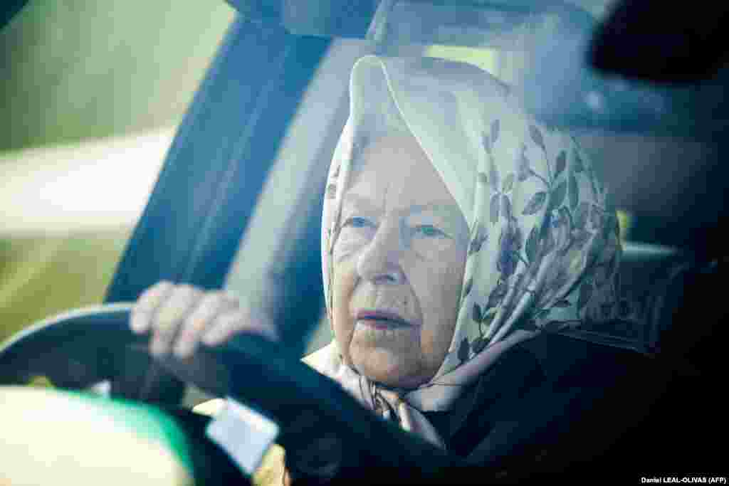 Britain&#39;s Queen Elizabeth II drives her Range Rover as she arrives to attend the annual Royal Windsor Horse Show in Windsor, west of London. (AFP/Daniel Leal-Olivas)