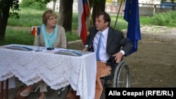 Diplomata Daniela Moyzesova cu președintele Asociației Taur, Valeriu Voroniuc