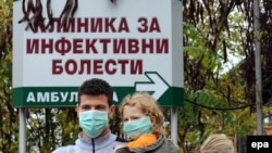 Луѓе со маски пред Клиниката за инфективни болести 