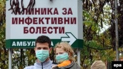 Macedonia - People wear anti-flu masks while they are leaving the isolation hospital in Skopje, 09Nov2009