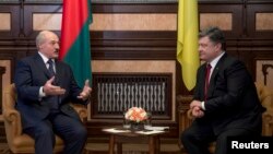 Ілюстративне фото. Президент України Петро Порошенко (праворуч) та президент Білорусі Олександр Лукашенко під час зустрічі у Києві. Грудень 2014 року