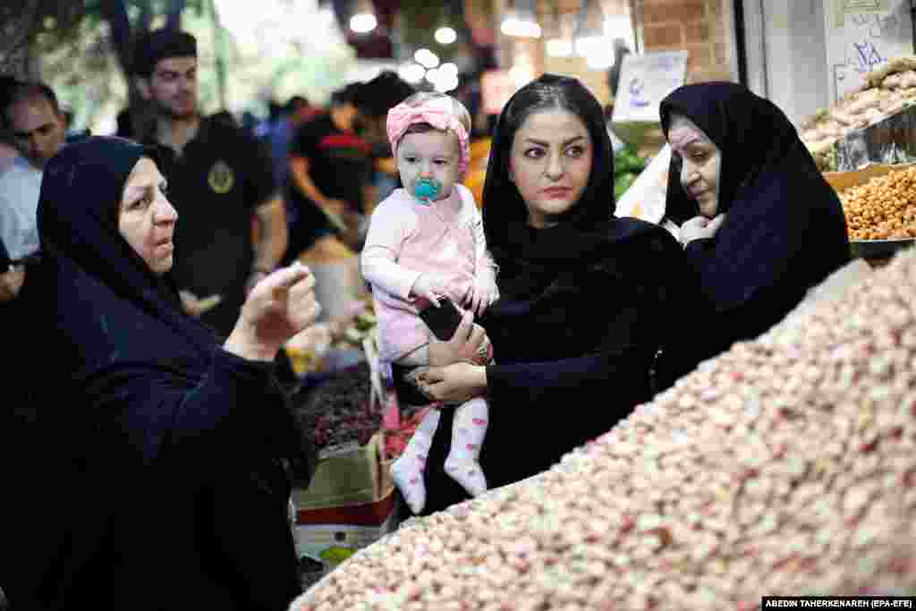 Iranians shop in Tehran's Old Bazaar. (epa-EFE/Abedin Taherkenareh)