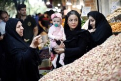 Mnogi Iranci teško su pogođeni padom ekonomije.