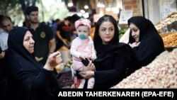 Many ordinary Iranians have been hit hard by the economic downturn. (file photo)