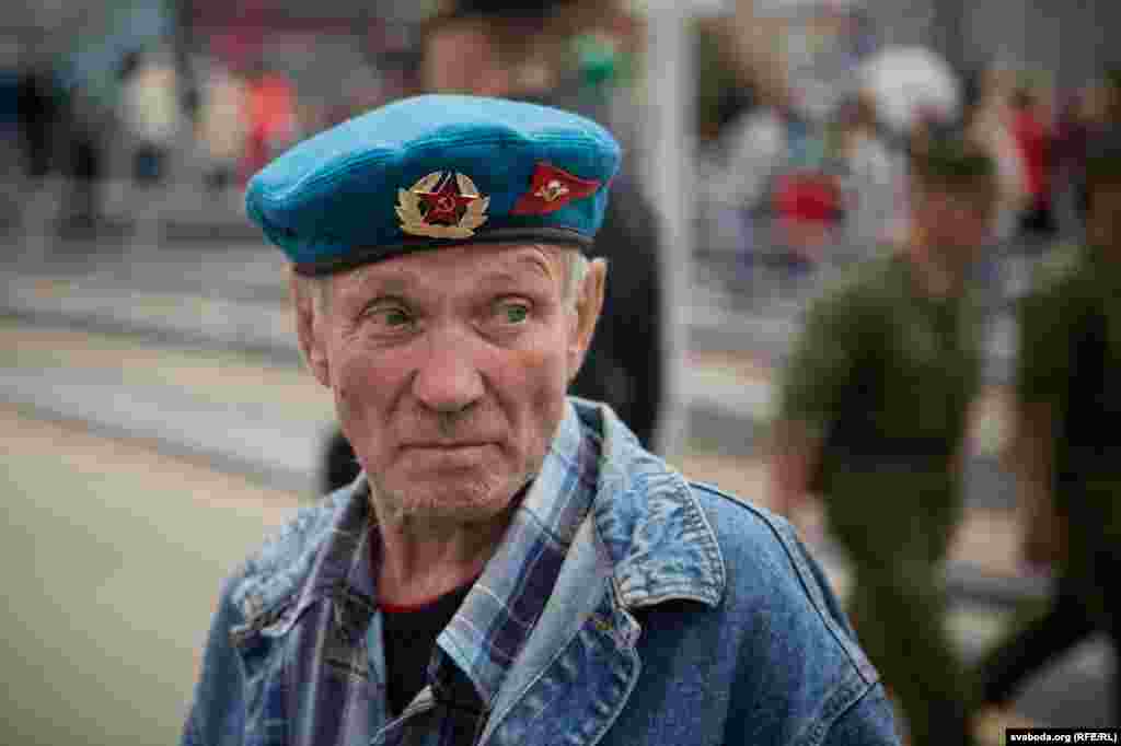 Пришли и ветераны ВДВ.