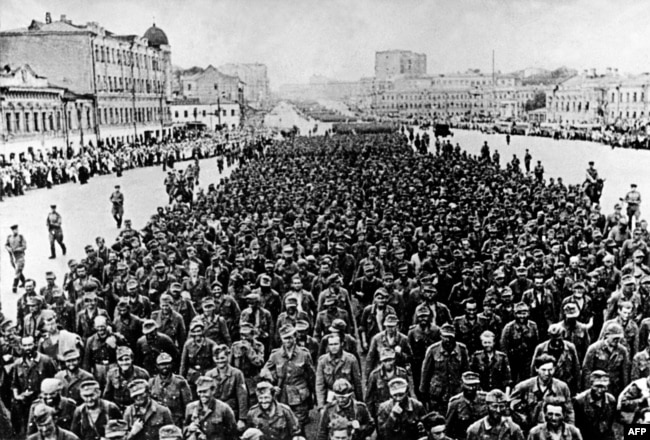 Другие пленные: немецкие военнослужащие, взятые в плен Красной армией и проведенные по улицам Москвы в сентябре 1944 года. Большинство немецких пленных вернулось на родину, последние - в середине 1950-х годов