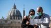 Dy turistë në Vatikan gjatë pandemisë. 