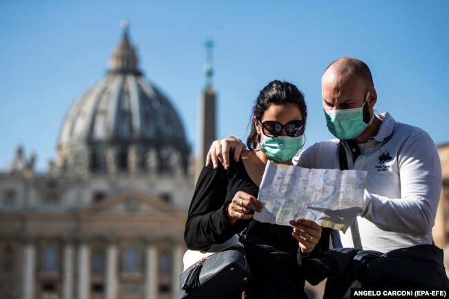 Dy turistë në Itali.