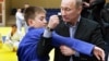 Архивное фото. Тогдашний премьер-министр России Владимир Путин показывает юноше прием по дзюдо в спортивном комплексе в сибирском городе Кемерово, 24 января 2012 года 