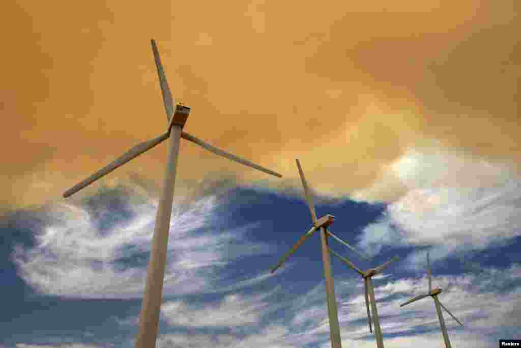 Smoke from the Silver Fire rises over electric wind turbines near the community of Cabazon, near Banning, California. (Reuters/David McNew)