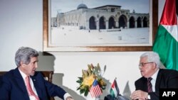 Secretarul de stat american John Kerry discutînd cu președintele autorității palestiniene, Mahmud Abbas la Ramallah