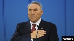 Қазақстан президенті Нұрсұлтан Назарбаев халыққа арнаған жолдауын оқу кезінде. Астана, 14 желтоқсан 2012 жыл. 