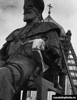 A statue of Russian Tsar Alexander III in central Moscow being dismantled in the summer of 1918 after Vladimir Lenin’s Bolsheviks had seized power in Russia.