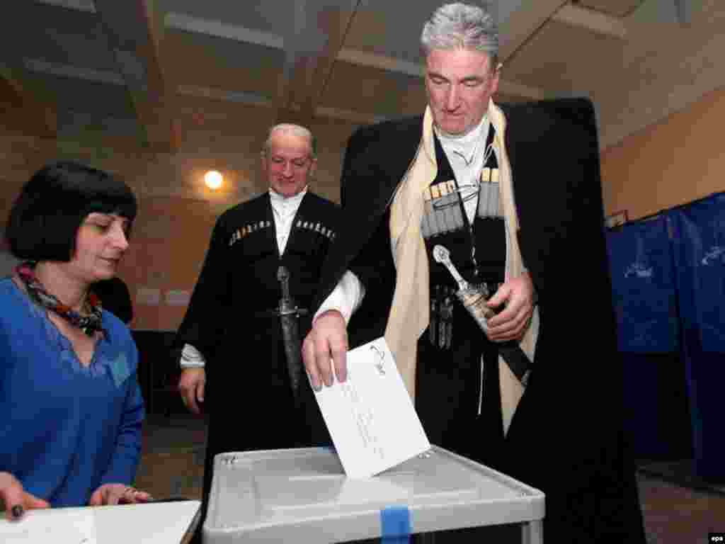 Избиратели голосуют на выборах Президента Грузии. Тбилиси 05 января 2008.