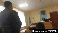Самал Уразгалиева, судья Казталовского районного суда № 2, во время судебного заседания. Село Жалпактал, Западно-Казахстанская область, 3 ноября 2017 года. 