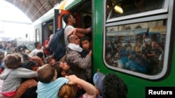 Будапешт. Беженцы "штурмуют" поезд