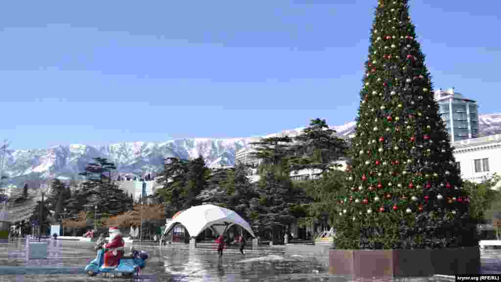 Главная городская новогодняя елка живописно смотрится на фоне заснеженных гор. А с самой набережной снег убрали еще ночью