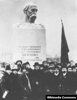 У листопаді 1918 року також відкрили пам'ятник Тарасу Шевченку і в Петрограді