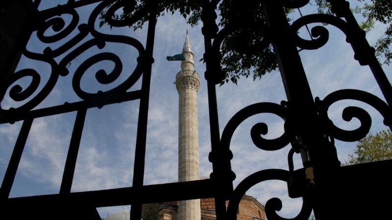 Në Maqedoninë e Veriut mbeten në fuqi ndalesat për xhamitë dhe kishat