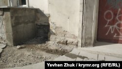 При укладке тротуарной плитки часто страдают фасады исторических зданий