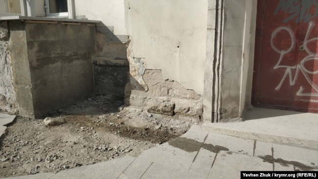 При укладке тротуарной плитки часто страдают фасады исторических зданий