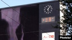 Armenia -- Summer heat in Yerevan, 27Jul2011