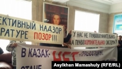 Активисты с плакатами в офисе президентской партии «Нур Отан» в Алматы, 31 октября 2016 года.