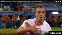 Гравець збірної Швейцарії Джердан Шачірі у суперечливий спосіб святкує забитий гол у ворота збірної Сербії в матчі на Чемпіонаті світу з футболу