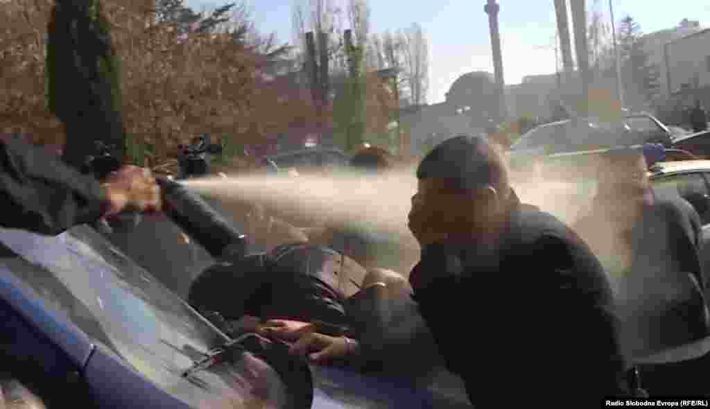 КОСОВО - Полицаец прска демонстрант со солзавец за време на протестот и нередите против апсењето на пратеникот на Самоопределување, Албин Курти, во Приштина. Курти, по кого трагаше косовската полиција врз основа на налогот за апсење што го издаде Основниот суд во Приштина, е уапсен пред зградата на Собранието на Косово. Пратенците на косовското двжење Самоопределување, Албин Курти,Албулена Хаџиу Донка Кадај Бујуп, се испратени во притвор.