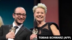 Маджид Мастура и Трине Дирхольм с призами лучшим актерам