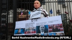 «Путин» возле посольства России в Киеве
