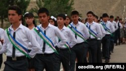 Выпускники одной из узбекских школ.