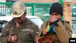 Rescue workers leave the Zasyadko mine in Donetsk on December 1, 2007.