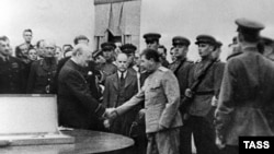 Сталин и Черчилль обмениваются рукопожатием на Тегеранской конференции