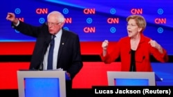 Senatori Bernie Sanders i Elizabeth Warren tokom drugog kruga debate demokratskih kandidata za američke izbore 