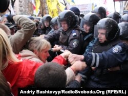 Protestari și poliție în vecinătatea tribunalului