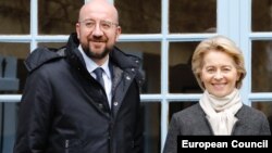 Avropa Komissiyasının rəhbəri Ursula von der Leyen (sağda) və Avropa Şurasının prezidenti Charles Michel