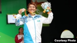 Пауэрлифтер из Казахстана Раушан Койшибаева на церемонии награждения на Паралимпиаде. Рио-де-Жанейро, 11 сентября 2016 года. 