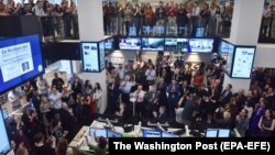 Сотрудники редакции Washington Post поздравляют друг друга с получением Пулитцеровской премии. Вашингтон, 16 апреля 2018 года.