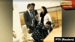 Malala Yousafzai cu familia ei astăzi pe aeroportul de la Islamabad