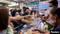 Луѓе купуваат маски за лице во Манила, по првиот смртен случај од коронавирус на Филипините 