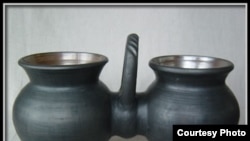 Щанки (близнята) — два горшка с одной общей ручкой, склеенные бочками. [Фото — <a href="http://www.bi-art.ru/" target=_blank>«Чернолощеная керамика»</a>]