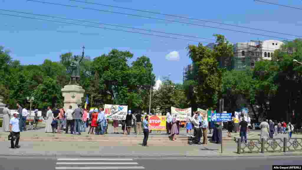 Protest anti-LGBT spontan organizat de un grup de preoți și credincioși ortodocși la statuia lui Ștefan cel mare.