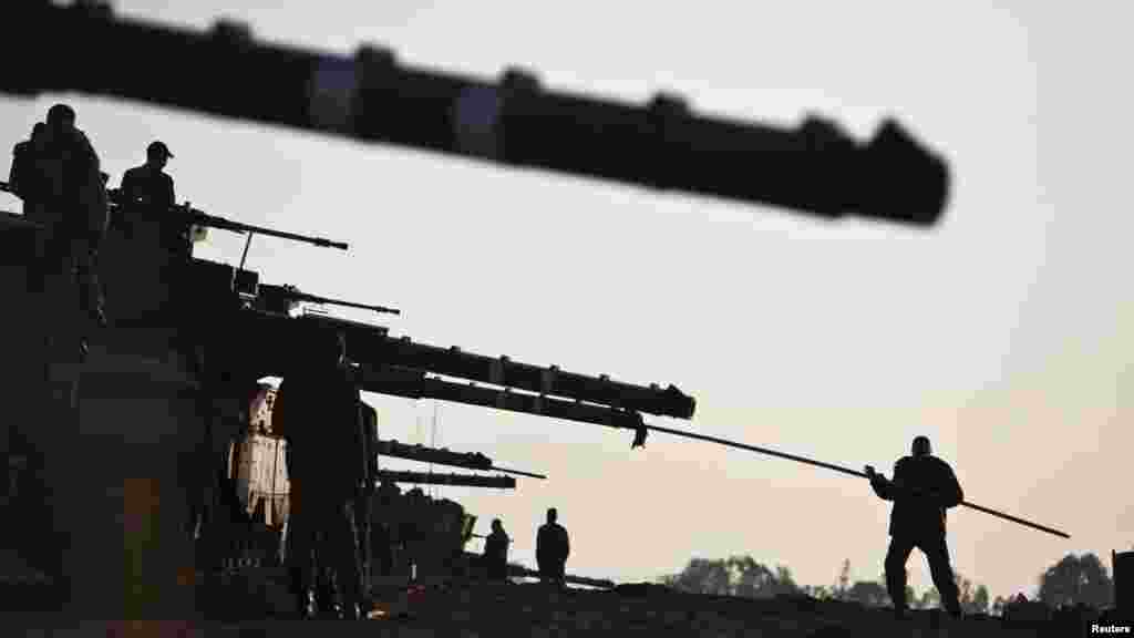 Israeli soldiers prepare tanks on the border with the Gaza Strip on November 18. 