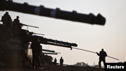Израильские военные готовят танки на границе с сектором Газа. 18 ноября 2012 года. 