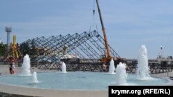 Установка ковзанки на набережній Ялти, 17 липня 2019 рік